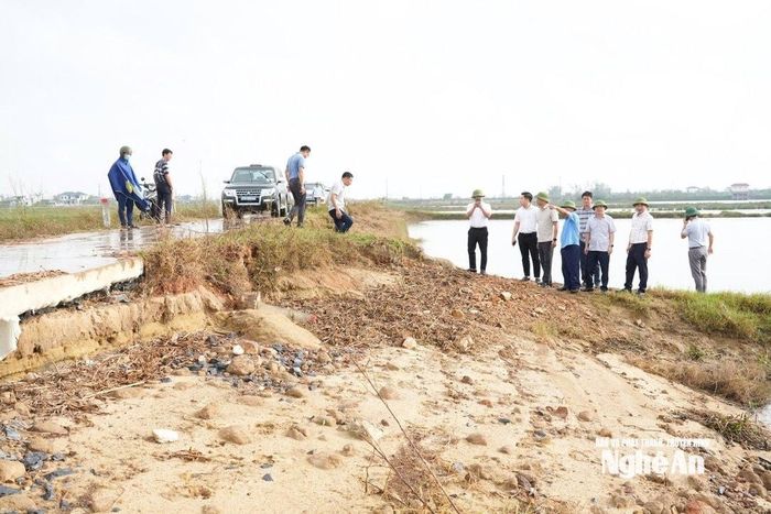 Đê sông ở khối Thái Bình, phường Vinh Lộc bị sạt lở do bão số 10. Ảnh: Văn Trường