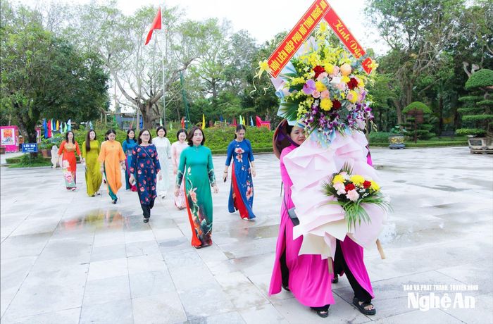 Đoàn công tác Hội Liên hiệp phụ nữ tỉnh Nghệ An về Khu Di tích Quốc gia đặc biệt Kim Liên làm lễ dâng hoa tưởng niệm Chủ tịch Hồ Chí Minh. Ảnh: P.V