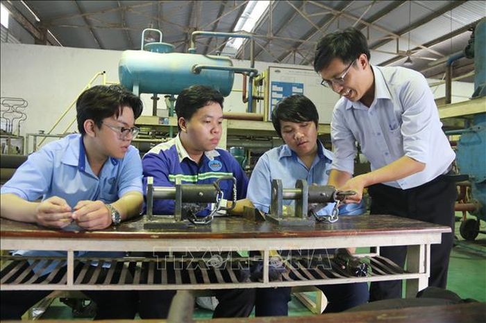 Sinh viên Trường Cao đẳng Công nghệ quốc tế Lilama 2 (Đồng Nai) trong buổi học thực hành làm quen với các thiết bị trong sân bay. Ảnh: Lê Xuân/TTXVN