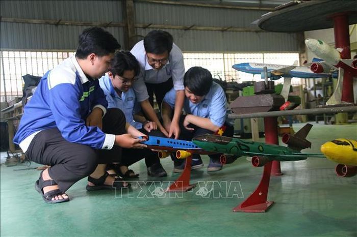 Sinh viên Trường cao đẳng Công nghệ quốc tế Lilama 2 (Đồng Nai) trong buổi học thực hành thao tác trên mô hình máy bay. Ảnh: Lê Xuân/TTXVN