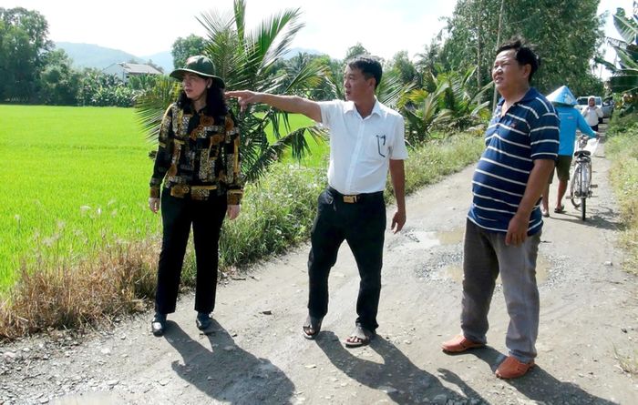 Thăm, khảo sát các điểm bị ngập và nắm tình hình sản xuất của nông dân.
