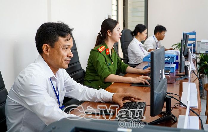 Đẩy mạnh cải cách hành chính, nâng cao đạo đức công vụ, tạo chuyển biến rõ nét trong “Dân vận chính quyền” thời kỳ chuyển đổi số (Ảnh: Trung tâm Phục vụ hành chính công phường Tân Thành với tinh thần phục vụ thân thiện, hiệu quả, lấy sự hài lòng của người dân, doanh nghiệp làm thước đo cao nhất).