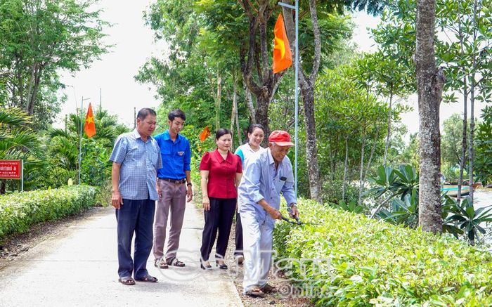 Công tác dân vận ở Cà Mau là đã chuyển từ vận động sang huy động và hành động cùng Nhân dân. (Ảnh: Mô hình tuyến đường nông thôn kiểu mẫu tại xã Nguyễn Việt Khái)