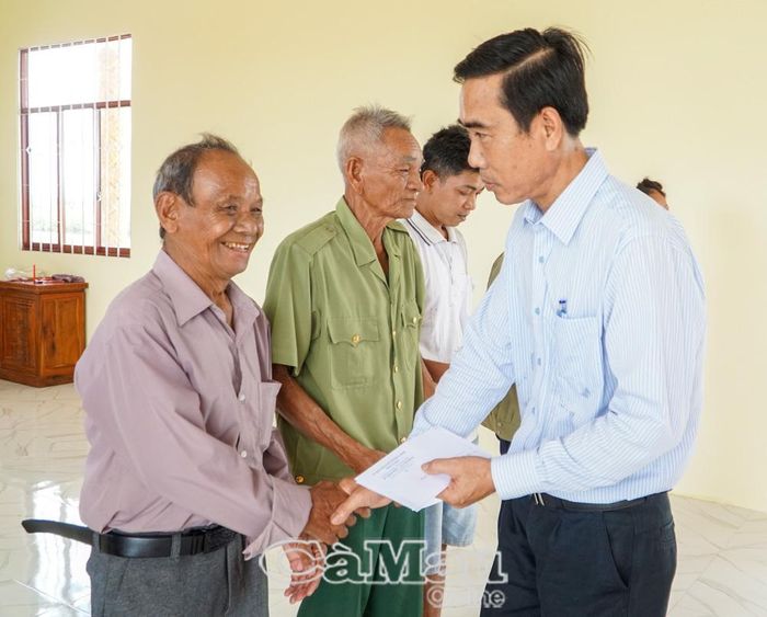 Công tác dân vận đã quy tụ, phát huy sức mạnh đại đoàn kết toàn dân trong bảo vệ, xây dựng, phát triển quê hương, đất nước. (Ảnh: Thăm, tặng quà người có uy tín trong đồng bào dân tộc xã U Minh).