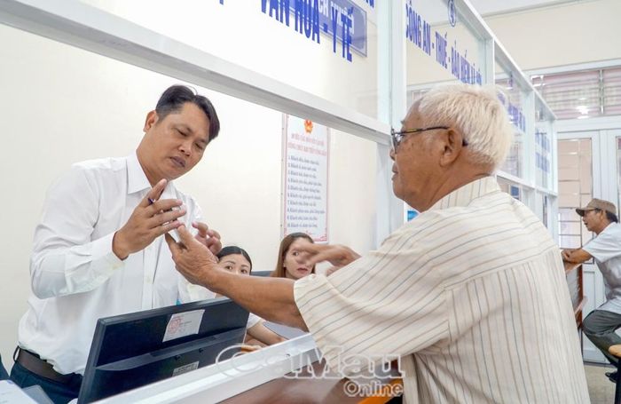 Đẩy mạnh cải cách hành chính, nâng cao đạo đức công vụ, tạo chuyển biến rõ nét trong “Dân vận chính quyền” thời kỳ chuyển đổi số (Ảnh: Phục vụ Nhân dân tại Trung tâm Phục vụ hành chính công xã Quách Phẩm).