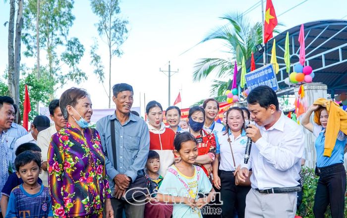 Phong trào thi đua “Dân vận khéo” tại Cà Mau tiếp tục được mở rộng gắn với phong trào “Toàn dân đoàn kết xây dựng đời sống văn hóa”. (Ảnh: Vui tươi, phấn khởi ngày hội đại đoàn kết toàn dân ấp Tân Quảng Tây, xã Cái Đôi Vàm).