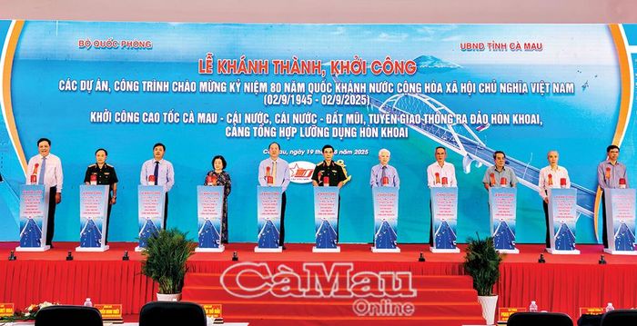 Ðại tướng Phan Văn Giang, Ủy viên Bộ Chính trị, Bộ trưởng Bộ Quốc phòng (thứ sáu từ trái sang); các đồng chí nguyên lãnh đạo Ðảng, Nhà nước; các đồng chí lãnh đạo, nguyên lãnh đạo tỉnh Cà Mau thực hiện nghi thức khởi công Dự án cao tốc từ Cà Mau đến Ðất Mũi, tuyến giao thông ra đảo Hòn Khoai và Cảng tổng hợp lưỡng dụng Hòn Khoai (tháng 8/2025). Ảnh: HUỲNH LÂM