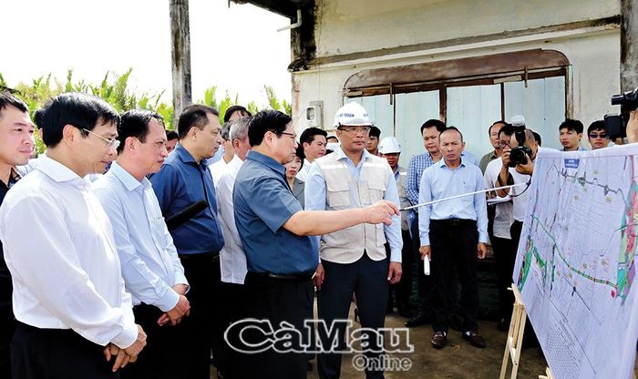 Thủ tướng Chính phủ Phạm Minh Chính kiểm tra, chỉ đạo tiến độ triển khai Dự án cao tốc Cần Thơ - Cà Mau, đoạn qua Bạc Liêu, năm 2022. Ảnh: HỮU THỌ