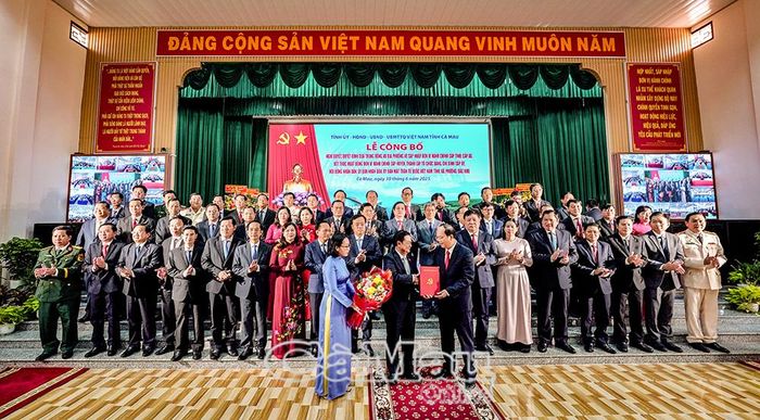 Phó Chủ tịch Quốc hội Lê Minh Hoan trao Nghị quyết, Quyết định của Trung ương và địa phương về sáp nhập đơn vị hành chính cấp tỉnh, cấp xã tại Cà Mau. Ảnh: HUỲNH LÂM