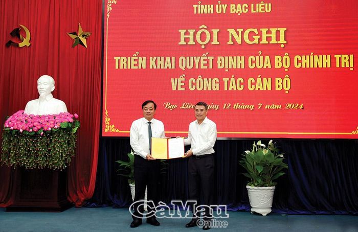 Ðồng chí Lê Minh Hưng, Ủy viên Bộ Chính trị, Bí thư Trung ương Ðảng, Trưởng ban Tổ chức Trung ương trao Quyết định của Bộ Chính trị điều động, chỉ định đồng chí Huỳnh Quốc Việt giữ chức Phó Bí thư Tỉnh ủy Bạc Liêu, tháng 7/2024. Ảnh: HỮU THỌ