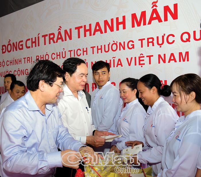 Phó Chủ tịch Thường trực Quốc hội Trần Thanh Mẫn (nay là Ủy viên Bộ Chính trị, Chủ tịch Quốc hội) thăm, tặng quà công nhân chế biến thủy sản tại xã Vĩnh Trạch (nay là phường Vĩnh Trạch), năm 2023. Ảnh: HỮU THỌ