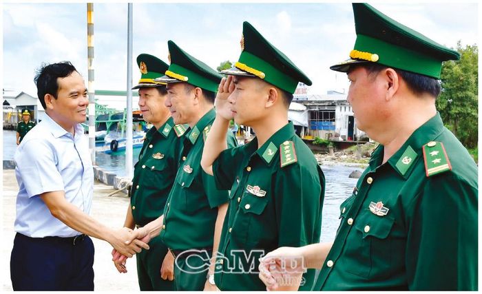 Phó Thủ tướng Chính phủ Trần Lưu Quang (nay lá Bí thư Thành ủy TP Hồ Chí Minh) về thăm, động viên Bộ đội Biên phòng Cà Mau đứng chân tại địa bàn thị trấn Sông Ðốc (nay là xã Sông Ðốc), ngày 26/6/2023. Ảnh: THANH MINH