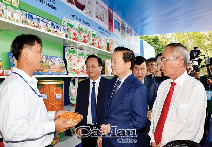 Phó Thủ tướng Trần Hồng Hà tham quan trưng bày sản phẩm OCOP tại Hội nghị Xúc tiến đầu tư tỉnh Bạc Liêu năm 2025. Ảnh: HỮU THỌ