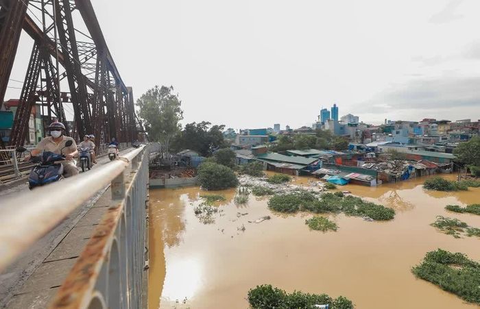 Khu dân cư sát chân cầu - gần chợ Long Biên chiều nay nhiều nhà đã ngập sâu trong nước. Ảnh chụp ngày 01/10/2025. Nguồn: TTXVN