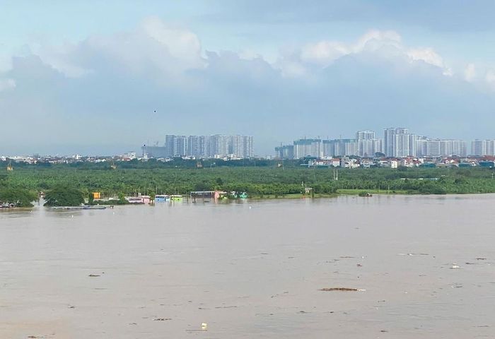 Nước sông Hồng dâng cao khiến nhiều khu vực bãi giữa sông Hồng Hà Nội bị cô lập. Ảnh chụp ngày 01/10/2025. Nguồn: TTXVN