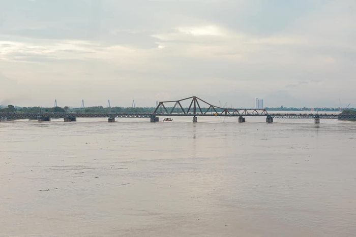 Nước sông Hồng phía cầu Long Biên nước được người dân cho biết là dâng cao theo giờ. Ảnh chụp ngày 01/10/2025. Nguồn: TTXVN