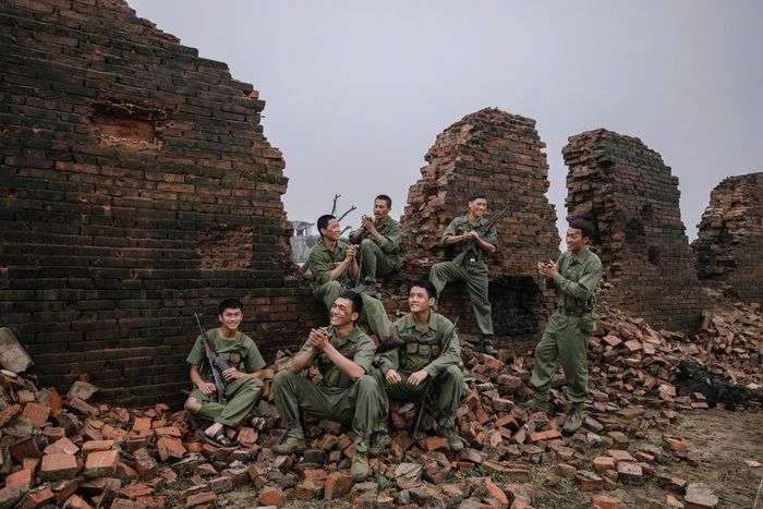 Các diễn viên đảm nhân vai các chiến sĩ Tiểu đội 1 trong "Mưa đỏ".
