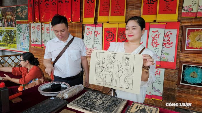 Du khách được trải nghiệm vẽ thư pháp và in mộc bản tại khu di tích Côn Sơn - Kiếp Bạc.