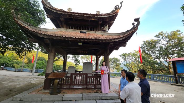 Du khách được nghe thuyết minh chuyên sâu về hệ thống tượng thờ, kiến trúc cổ, văn bia và các hoạt động khảo cổ học.