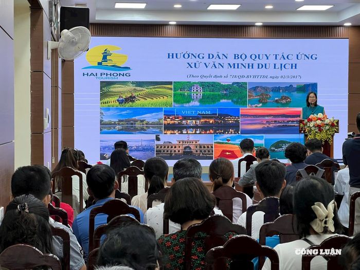 Bà Mai Thị Huệ - Phó Hiệu trưởng Trường Cao đẳng Du lịch Hải Phòng hướng dẫn thực hiện Bộ Quy tắc ứng xử văn minh du lịch.