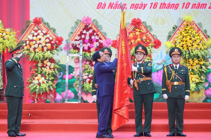 Thủ tướng Phạm Minh Chính gắn Huân chương Hồ Chí Minh lên Cờ truyền thống của Quân khu 5.