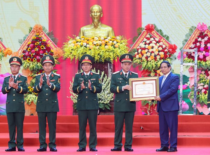 Thủ tướng Phạm Minh Chính trao Huân chương Hồ Chí Minh (lần thứ ba) cho Lực lượng vũ trang Quân khu 5.