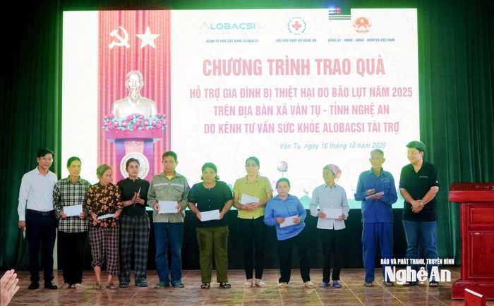 Lãnh đạo địa phương và đoàn từ thiện trao quà cho các hộ dân. Ảnh: PV