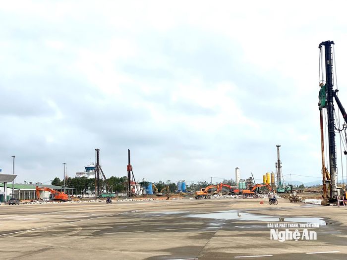 Thi công sân đậu cất hạ cánh. Ảnh: TH