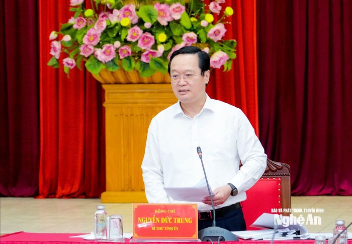 Bí thư Tỉnh ủy Nguyễn Đức Trung yêu cầu tập trung hỗ trợ người dân khôi phục nhà ở, nhất là những hộ mất nhà. Ảnh: Phạm Bằng