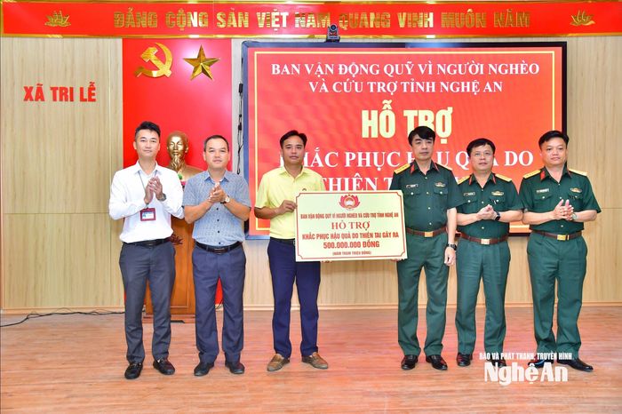 Đoàn công tác Ban vận động Quỹ vì người nghèo và cứu trợ tỉnh Nghệ An trao kinh phí hỗ trợ đến nhân dân và chính quyền xã Tri Lễ.