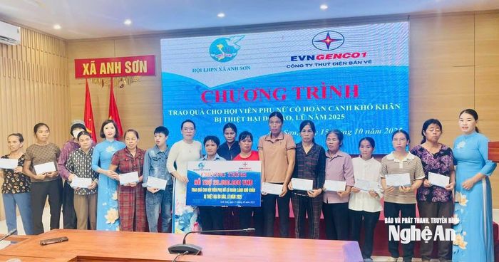 Trao quà cho các hội viên. Ảnh: PV