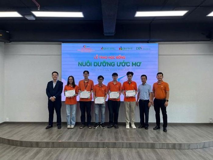 Đại diện DBV và nhà trường trao tặng học bổng cho các bạn sinh viên