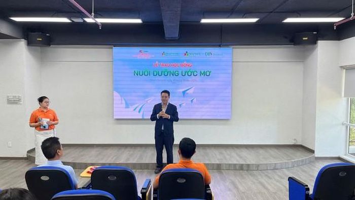 Công ty Cổ phần Tập đoàn Bảo hiểm DBV trao tặng học bổng cho 12 sinh viên Trường Đại học FPT tại Tp.HCM
