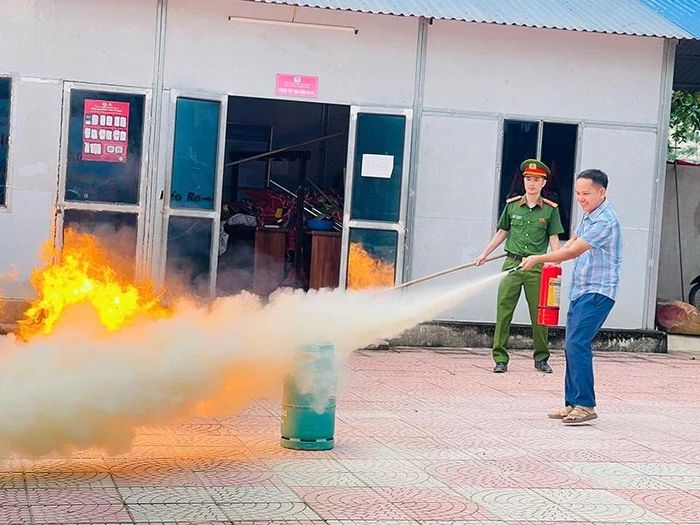 Cán bộ, công chức, viên chức, người lao động Thực hành tình huống giả định dập tắt đám cháy.