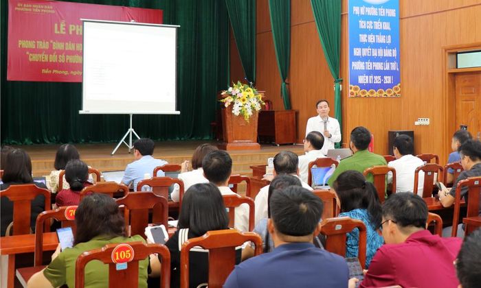  Cán bộ phường Tiền Phong hướng dẫn người dân tham gia nền tảng "Bình dân học vụ số". 