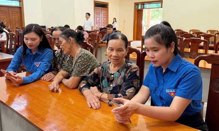  Đoàn viên thanh niên hướng dẫn người dân sử dụng dịch vụ công trực tuyến. 
