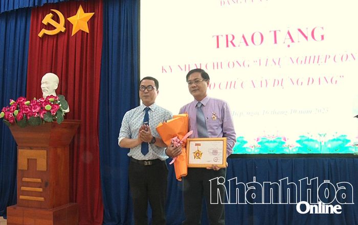 Trao tặng Kỷ niệm chương “Vì sự nghiệp công tác tổ chức xây dựng Đảng” cho đồng chí Trần Văn Kính.