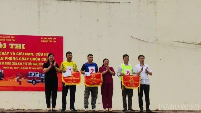  Trao giải thưởng Nhất, Nhì, Ba cho các đội tham gia hội thi. 