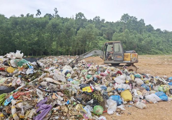 Công nhân xử lý rác thải tại bãi rác - Ảnh: X.V
