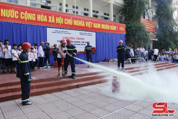 Học sinh Trường THCS Chiềng An thực hành sử dụng bình chữa cháy.