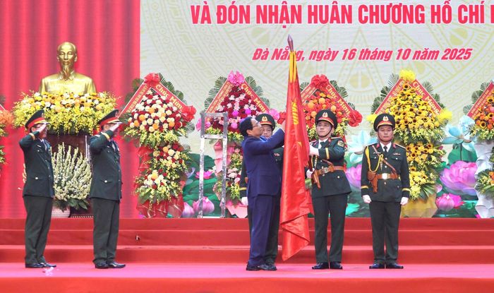 Thủ tướng Phạm Minh Chính gắn Huân chương Hồ Chí Minh lên cờ truyền thống của Quân khu 5.