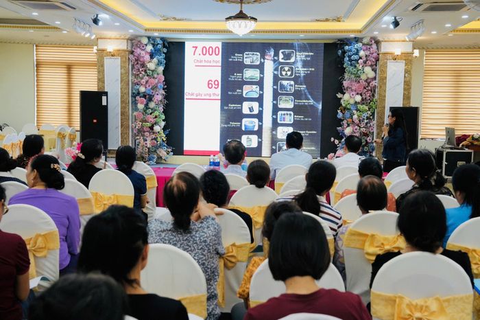 CDC Quảng Ninh tập huấn nâng cao năng lực cho cán bộ y tế, cộng tác viên và nhân viên y tế thôn bản về tư vấn cai nghiện thuốc lá tại cộng đồng, tháng 8/2025. Ảnh: CDC Quảng Ninh