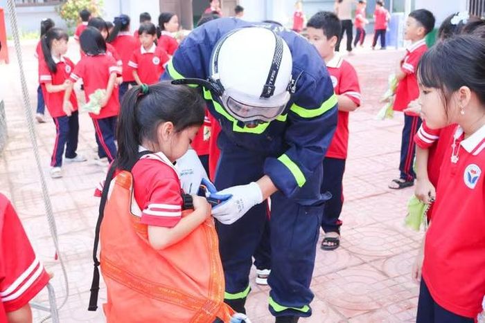 Các em được cán bộ chiến sỹ tận tình hướng dẫn, trải nghiệm