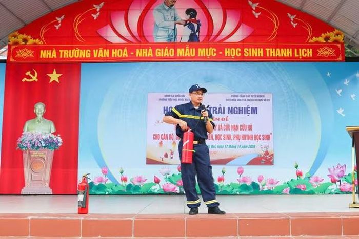 Trung tá Cao Nguyễn Song Phước – Cán bộ Đội CC&CNCH Khu vực số 29 – Phòng Cảnh sát Phòng cháy chữa cháy và cứu nạn cứu hộ, Công an thành phố Hà Nội tuyên truyền, giới thiệu kiến thức cơ bản về an toàn phòng cháy, chữa cháy và cứu nạn cứu hộ