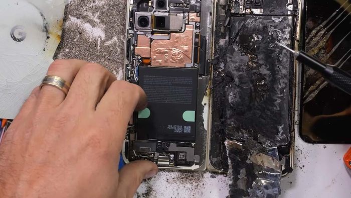 Chiếc smartphone gập của Google bốc khói, sau đó cháy đen ngay trên bàn thử nghiệm. Ảnh: JerryRigEverything.