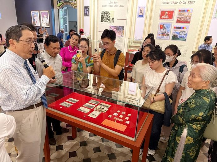 Ngày 18/5/2025, Bảo tàng Thành phố Hồ Chí Minh tổ chức khai mạc trưng bày chuyên đề “Hành trình theo chân Bác qua sưu tập tem và bưu ảnh”. Sự kiện nhân kỷ niệm 135 năm Ngày sinh Chủ tịch Hồ Chí Minh (19/5/1890 – 19/5/2025) và Ngày Quốc tế Bảo tàng 18/5. Ảnh: Thu Hương - TTXVN