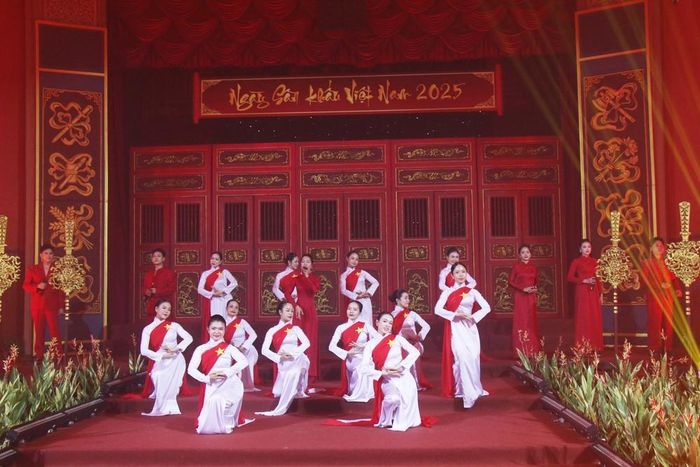Một tiết mục đặc sắc nhân dịp giỗ tổ sân khấu đến từ các nghệ sĩ thuộc Nhà Văn hóa Thanh niên. Ảnh: Thu Hương - TTXVN