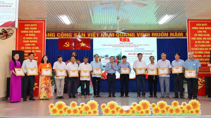 Đại diện lãnh đạo xã Thái Mỹ, TPHCM trao quyết định khen thưởng các cá nhân, tập thể điển hình Dân vận khéo