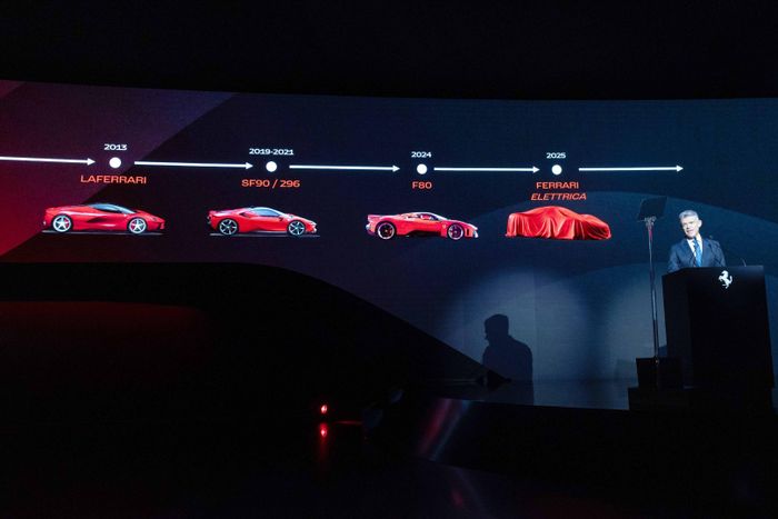 Đến năm 2030, Ferrari dự kiến cơ cấu sản phẩm sẽ bao gồm 40% xe hybrid, 40% xe động cơ đốt trong và 20% xe thuần điện.