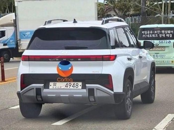 Phần đuôi xe Hyundai Venue 2025 cũng được thiết kế lại hoàn toàn, tạo cảm giác bề thế hơn.